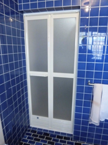 【上板店】浴室折戸を四方ｱﾀｯﾁﾒﾝﾄ工法で取り替え